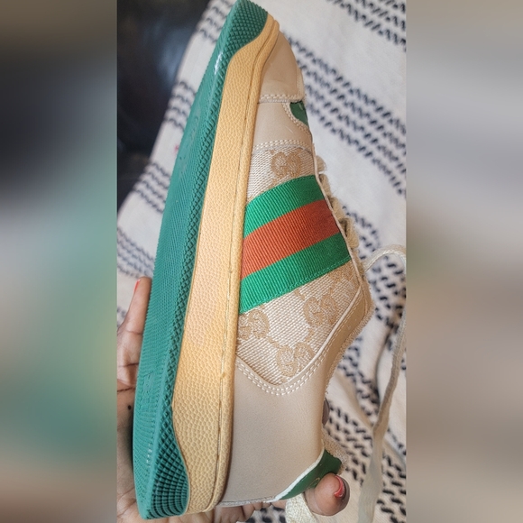 COPY - Beautiful pre-owned Gucci in good condition. Missing a GG stone on one f… - Picture 9 of 13